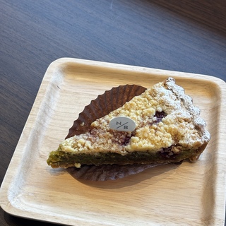ピスタチオとグリオットチェリーのタルト